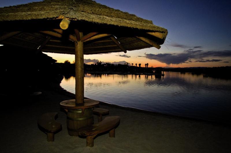 Pirate Cove Resort & Marina Needles Esterno foto